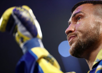 Ломаченко вручили пояс чемпиона по версии авторитетного журнала