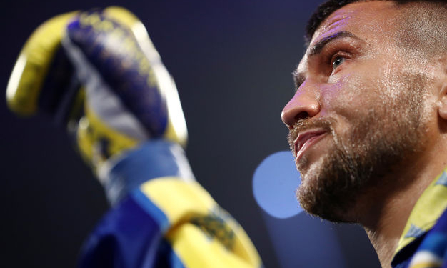 Ломаченко вручили пояс чемпиона по версии авторитетного журнала