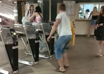 Киевлянин устроил в метро милую акцию протеста