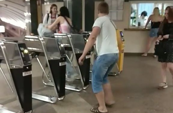 Киевлянин устроил в метро милую акцию протеста