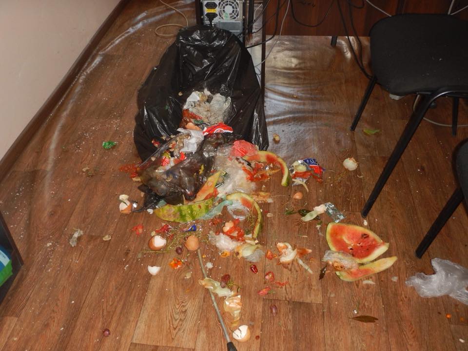 Взбешенный свалками мусора, житель Центрального района Николаева принес мусор в кабинет главы райадминистрации 3