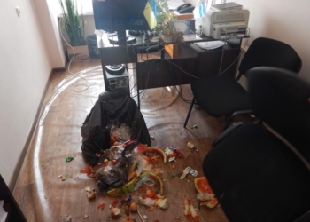 Взбешенный свалками мусора, житель Центрального района Николаева принес мусор в кабинет главы райадминистрации