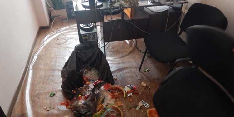 Взбешенный свалками мусора, житель Центрального района Николаева принес мусор в кабинет главы райадминистрации