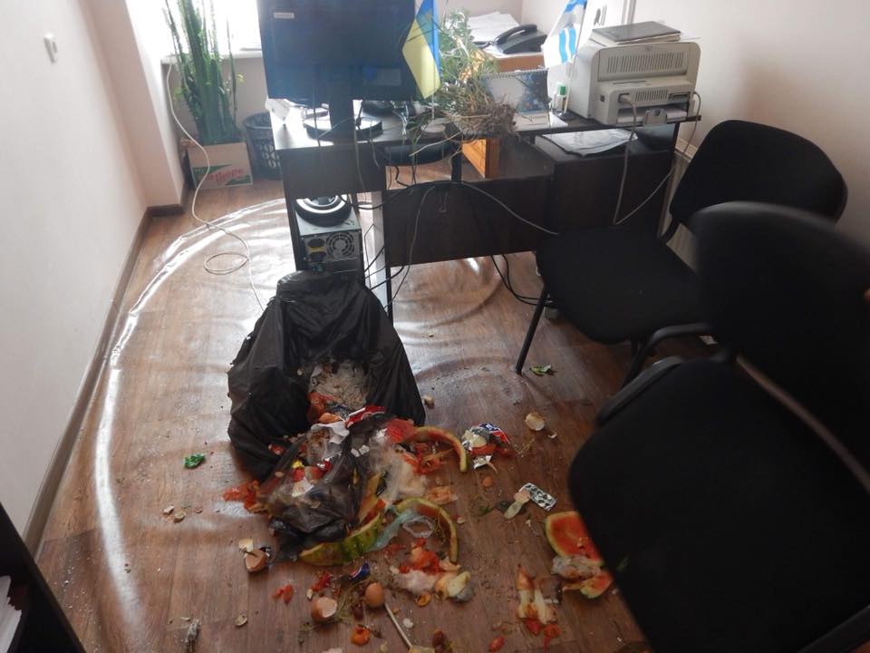 Взбешенный свалками мусора, житель Центрального района Николаева принес мусор в кабинет главы райадминистрации 5