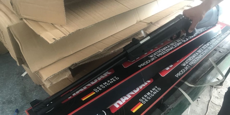 На границе с Польшей собака вынюхала 25 винтовок – в автобусе