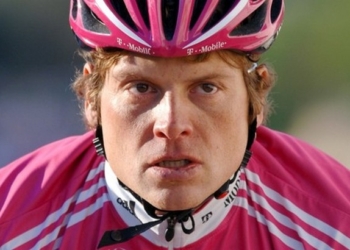 Победитель Тур де Франс напал на известного актера, угрожая ему черенком от метлы