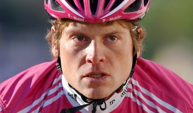 Победитель Тур де Франс напал на известного актера, угрожая ему черенком от метлы