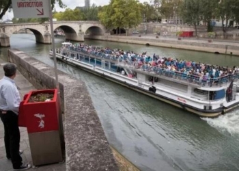 В Париже на улицах поставили писсуары-клумбы. Мужчины-туристы довольны, местные жители и женщины – нет