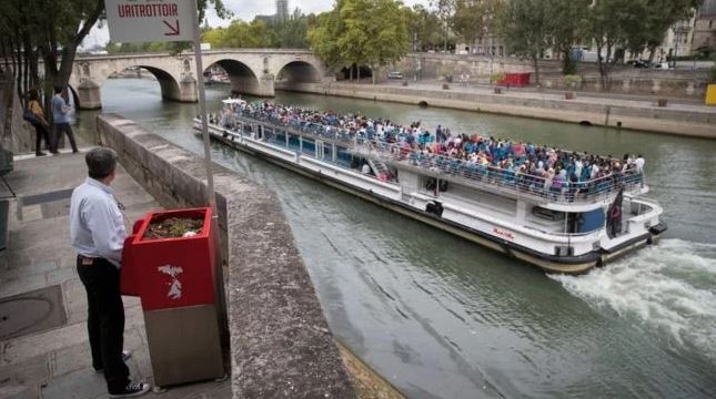 В Париже на улицах поставили писсуары-клумбы. Мужчины-туристы довольны, местные жители и женщины - нет 1