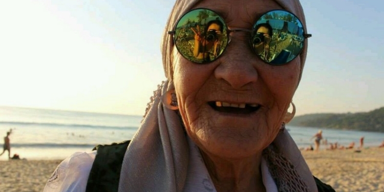 Пенсионерка с помощью шокера ограбила почтальона и на все деньги отдохнула в Таиланде