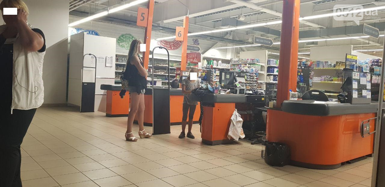 В Николаеве двое подростков пытались вынести из “Сильпо” товар
