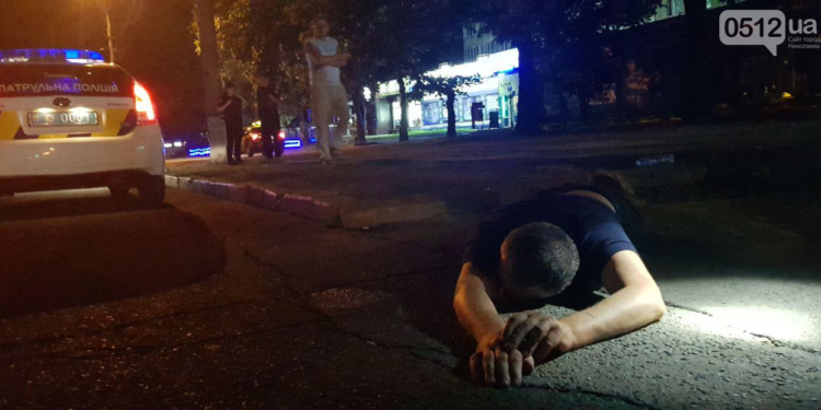 Ночью «скорая» забрала мужчину, пострадавшего в пьяной драке в центре Николаева