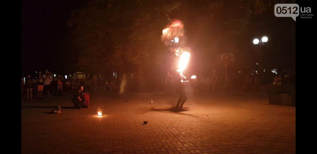 Для николаевцев устроили огненное шоу в Каштановом сквере 1