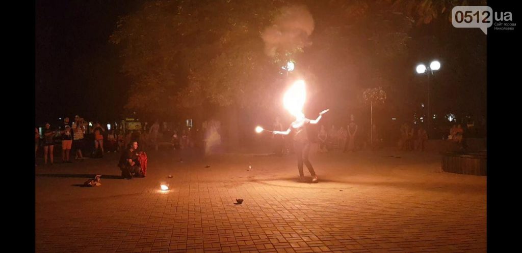 Для николаевцев устроили огненное шоу в Каштановом сквере 5