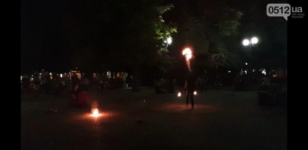 Для николаевцев устроили огненное шоу в Каштановом сквере 7