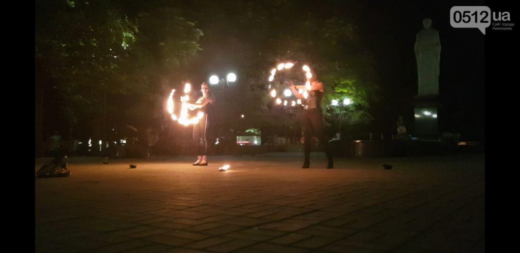 Для николаевцев устроили огненное шоу в Каштановом сквере 9
