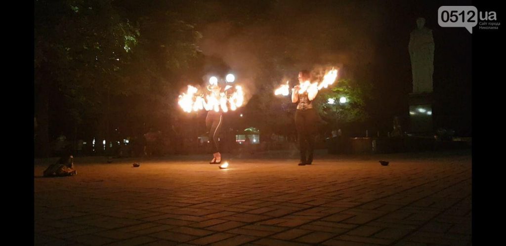 Для николаевцев устроили огненное шоу в Каштановом сквере 11