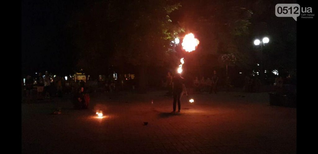 Для николаевцев устроили огненное шоу в Каштановом сквере 3