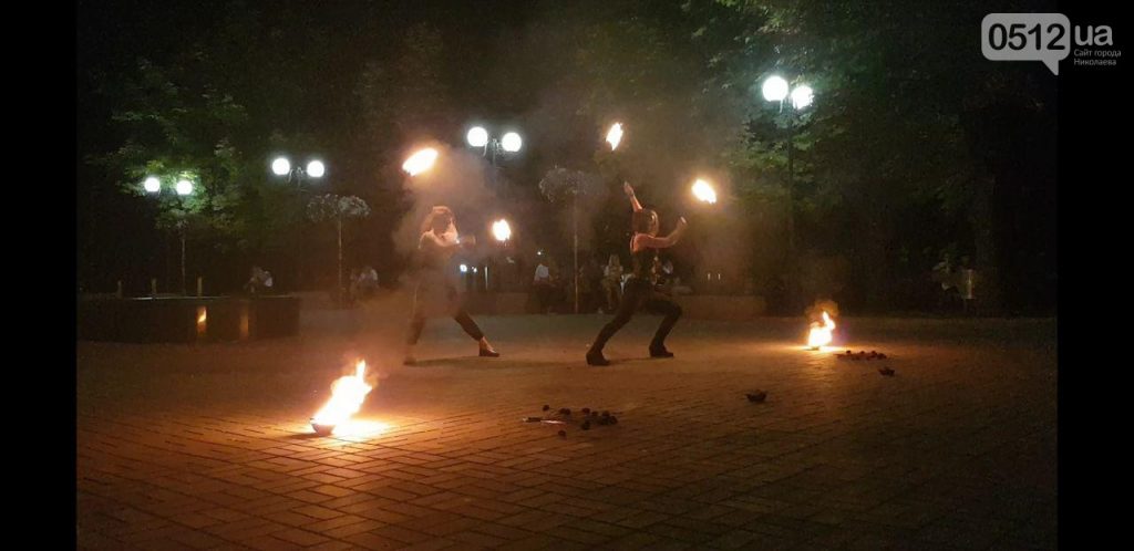 Для николаевцев устроили огненное шоу в Каштановом сквере 17