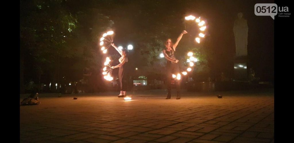 Для николаевцев устроили огненное шоу в Каштановом сквере 13