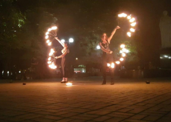 Для николаевцев устроили огненное шоу в Каштановом сквере