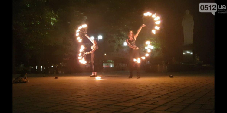 Для николаевцев устроили огненное шоу в Каштановом сквере