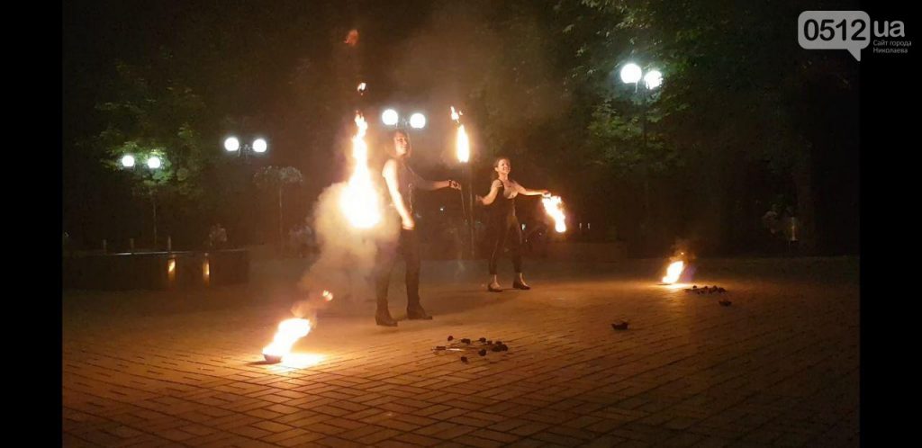 Для николаевцев устроили огненное шоу в Каштановом сквере 19