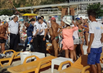 На пляже в Одессе мужчину смыло с пирса волной, идут поиски