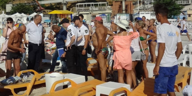 На пляже в Одессе мужчину смыло с пирса волной, идут поиски