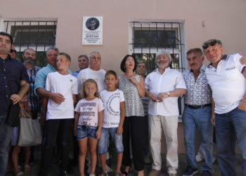 Одесситы открыли мемориальную доску украинскому комику Штепселю