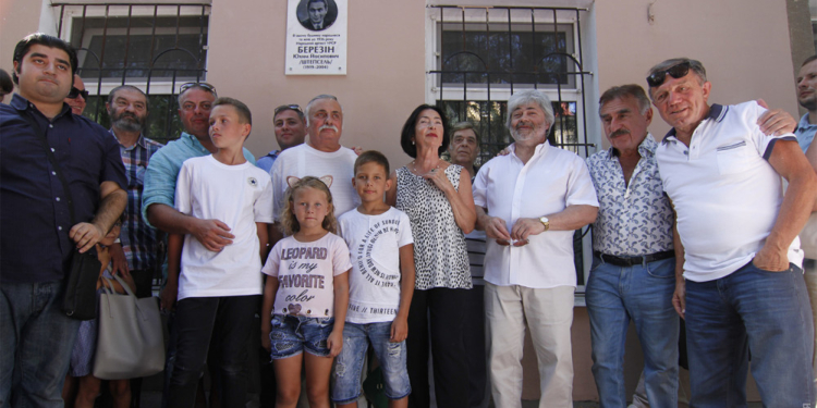 Одесситы открыли мемориальную доску украинскому комику Штепселю