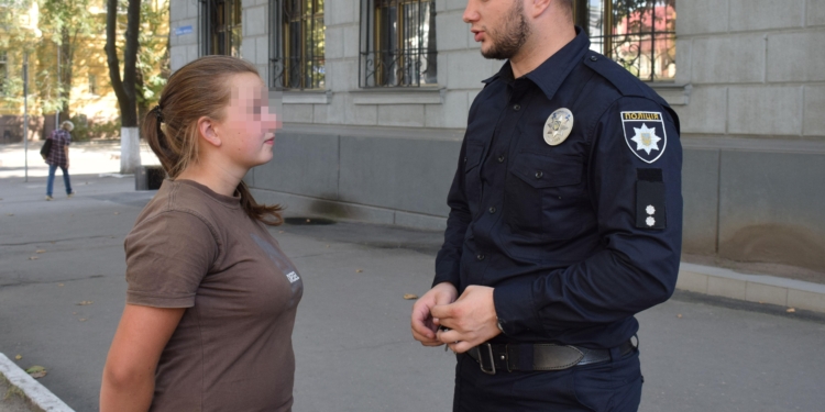 В Николаеве полиция вернула родным девушку, которая, получив пощечину от матери, убежала из дома