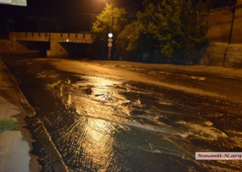 В Николаеве очередной мощный прорыв канализации: сотни тонн загрязненной воды текут в реку