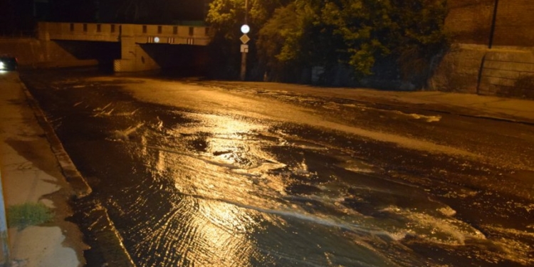 В Николаеве очередной мощный прорыв канализации: сотни тонн загрязненной воды текут в реку