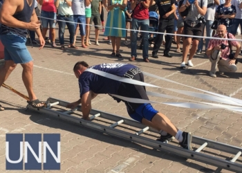 Рекорд Украины: Андрей Прокопенко протащил пожарные авто весом более 42 тонн