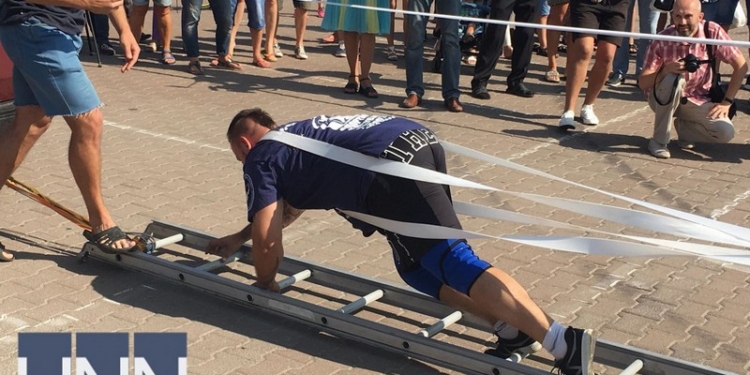 Рекорд Украины: Андрей Прокопенко протащил пожарные авто весом более 42 тонн