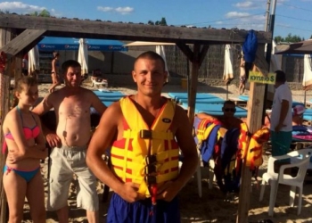 Пляжный спасатель в Коблево вернул на сушу двух девочек, которые тонули в море