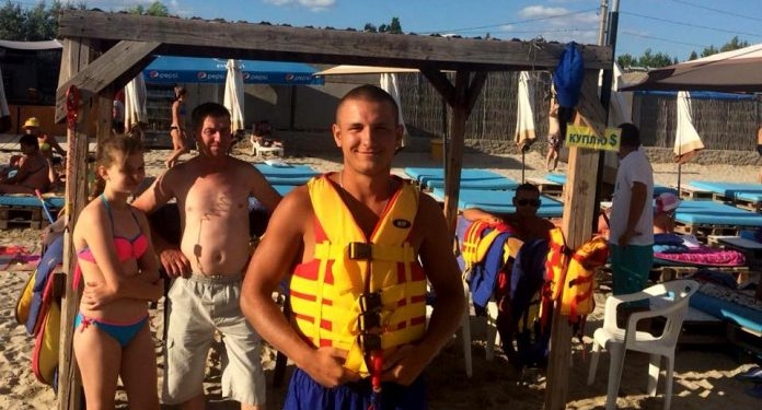 Пляжный спасатель в Коблево вернул на сушу двух девочек, которые тонули в море