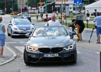 Польский  священник благословлял паству из салона кабриолета BMW