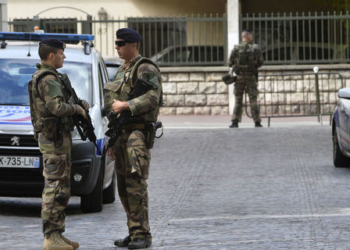 В пригороде Парижа неизвестный с ножом набросился на прохожих