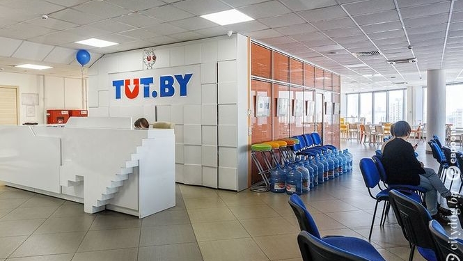 В крупнейшем белорусском новостном портале обыски и задержания: госинформагентство обвинило его в краже новостей