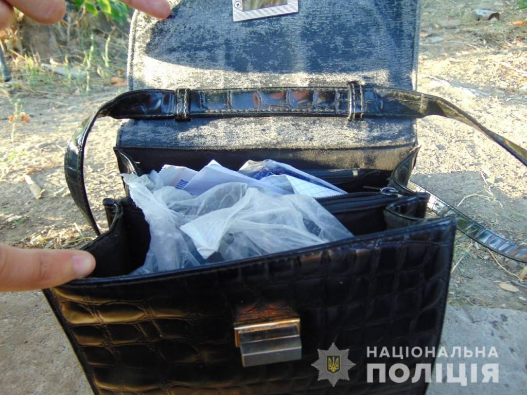 На Николаевщине заезжий бандит украл вещи из автомобиля, пока уставшие хозяева спали в салоне 5