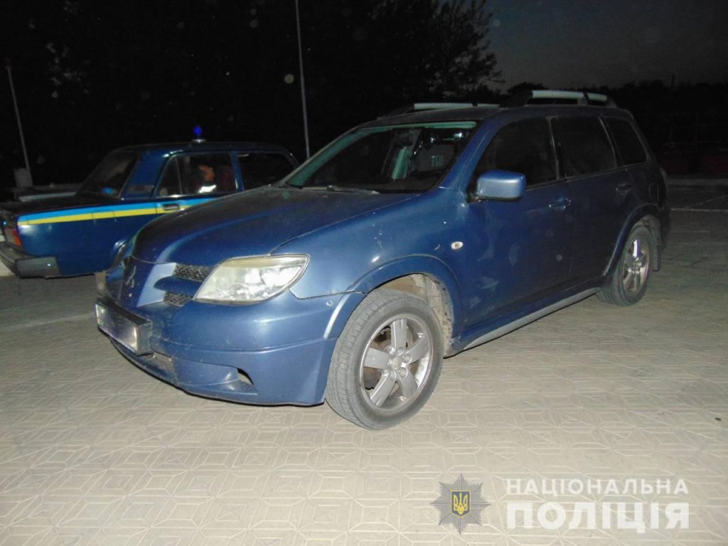 На Николаевщине заезжий бандит украл вещи из автомобиля, пока уставшие хозяева спали в салоне 1