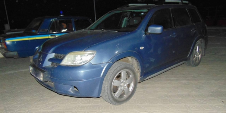 На Николаевщине заезжий бандит украл вещи из автомобиля, пока уставшие хозяева спали в салоне