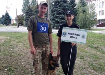 Николаевский полицейский и его пес демонстрируют свои профессиональные умения на чемпионате в Днепре