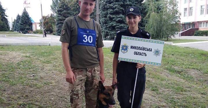 Николаевский полицейский и его пес демонстрируют свои профессиональные умения на чемпионате в Днепре
