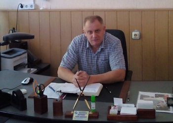 В Николаеве директор лицея торговли заявил, что во время вручения повестки его избил полицейский. Полиция показала видео произошедшего