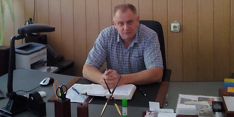 В Николаеве директор лицея торговли заявил, что во время вручения повестки его избил полицейский. Полиция показала видео произошедшего