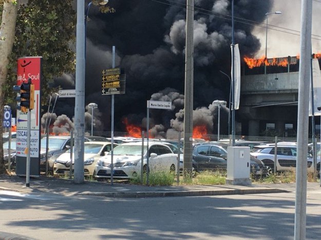 Возле аэропорта в итальянской Болонье произошел мощный взрыв: есть жертвы 5