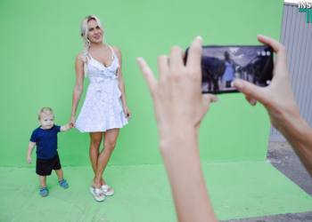 Спилберг нервно курит в сторонке. Активисты превратили серую стену в Николаеве в инструмент для съемок неповторимых фото и видео